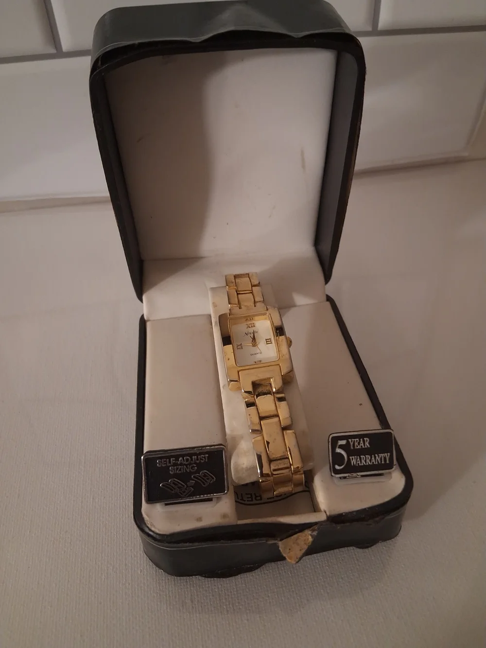 N/A elegant gold